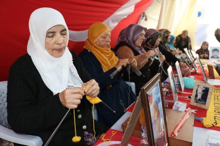 <p>Anne ve babaların, evlatları için 147 gündür eylemde olduğuna dikkati çeken Levent, sonuna kadar eylemlerine devam edeceklerini aktardı.</p>