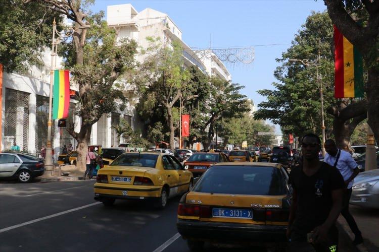 <p>Cumhurbaşkanı Recep Tayyip Erdogan'ın ziyaret edeceği Senegal'in başkenti Dakar'da caddeler, Türk ve Senegal bayraklarıyla süslendi. Erdoğan'ın gelişi öncesi Cumhurbaşkanlığı Sarayı güzergahındaki cadde ve yollara iki ülkenin bayrakları asılmıştı.</p>