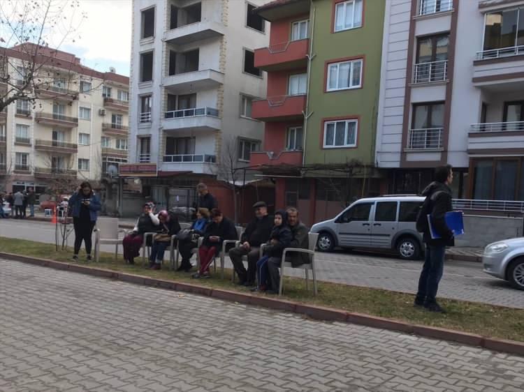 <p>Son dakika haberi: Manisa Kırkağaç'ta 14.26'da 4,8 şiddetinde deprem oldu. Deprem İstanbul, İzmir ve Bursa gibi illerde de hissedildi. Depremin ardından 3,5 ve 3,7 şiddetinde iki sarsıntı daha yaşandı. Karakurt mahallesinde 6 gün önceki depremde hasar gören ve boşaltılan bir bina yıkıldı, iki binada ise hasar olduğu belirtildi. İçişleri Bakanı Soylu ise, "Depremde can kaybı yok" açıklaması yaptı.</p>

