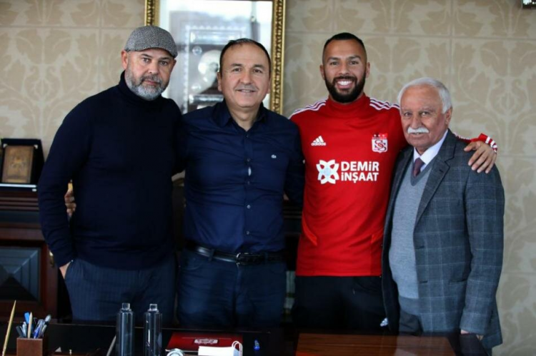 <p>YASİN ÖZTEKİN</p>

<p>Yeni Takımı: Sivasspor<br />
Eski Takımı: Göztepe</p>
