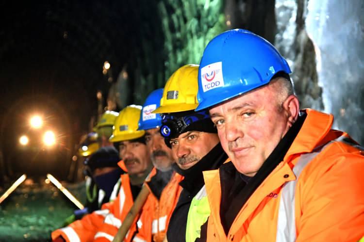 <p>TCDD Yol Bakım Şefi Evren Aksaç, AA muhabirine yaptığı açıklamada, kış aylarında bazı tünellerde buzlanma yaşandığını söyledi.</p>