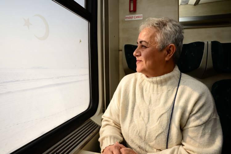<p>- "Yoğun olduğu için yataklı vagonlarda yer bulamadık"</p>
<p>İzmir'den gelen Peyruze Olcay, AA muhabirine yaptığı açıklamada, ilk defa eksprese bindiğini, çok yoğun olduğu için yataklı vagonlarda yer bulamadıklarını söyledi.</p>