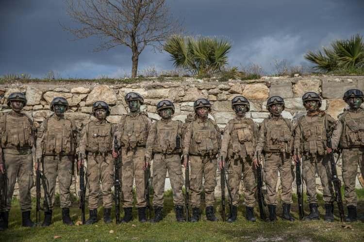 <p>Adaylara ayrıca harita bilgisi, ilk yardım, teröristle mücadele, yerli ve milli silahlarla atış, temel tahrip, el yapımı patlayıcı düzenekler ve müdahale yöntemleri, mühimmat bilgisi, meskun mahallelerde kapı ve duvarlardan geçit açma ile meskun mahallerde muharebe, mayın ve el yapımı patlayıcı maddelerle mücadelede kullanılan teknik cihazlar konuları da anlatılıyor.</p>
<p></p>