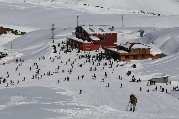 <p>- "5 yıldızlı otelle konaklama sorununu çözeceğiz"</p>

<p>Gençlik ve Spor Müdürü Emin Yıldırım, AA muhabirine yaptığı açıklamada, kışın kentte vakit geçirilebilecek en güzel yerlerin başında kayak merkezinin geldiğini, insanların güzel zaman geçirmek için merkeze akın ettiğini söyledi.</p>
