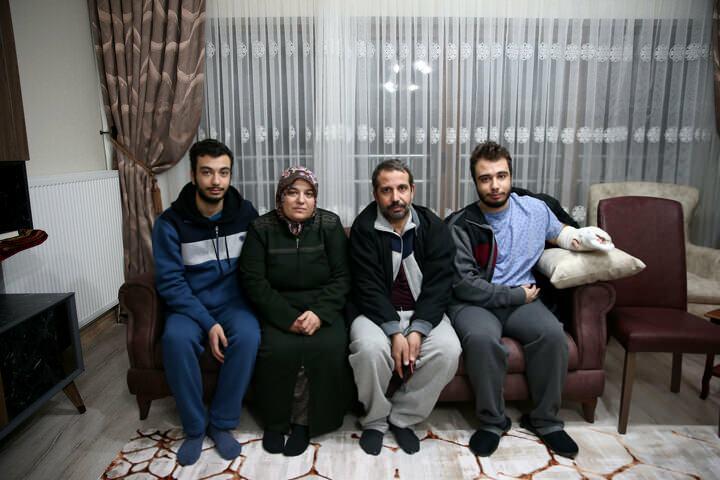 <p>Bakanlar Kurum ile Soylu'nun evi gezdirdiğini belirten Çelik, Bir haftadır dışarı çıkmamıştım, ilk kez dışarı çıktım, hiçbir şeyden haberim yoktu. Çevre ve Şehircilik Bakanı Murat Kurum ile İçişleri Bakanı Süleyman Soylu bize yeni ev hazırlamışlar. Çok duygulandım. Hepsinden Allah razı olsun. Çok heyecanlandım. Evimiz başımıza yıkılmıştı ama yeni bir evim oldu. dedi.</p>
<p> </p>