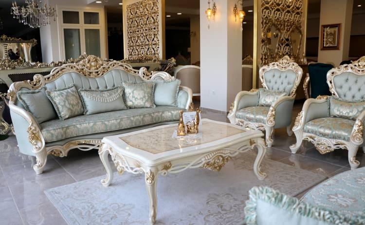 <p><span style="color:#FFD700">“Adana mobilyasında dünyada bizi bilirler”</span></p>

<p>Avcı, “Biz bu ürünlerle Orta Doğu’daki kral ve prenslerin evlerini süslüyoruz. Adana mobilyası süslüyor evlerini. Evlerinin dekorasyonlarını da yapıyoruz. Ahşap, merdiven, boya, dekorasyon işlerini biz yapıyoruz. Kralların, prenslerin evlerini Adana mobilyası süslüyor. Adana mobilyasında dünyada bizi bilirler” diye konuştu.</p>
