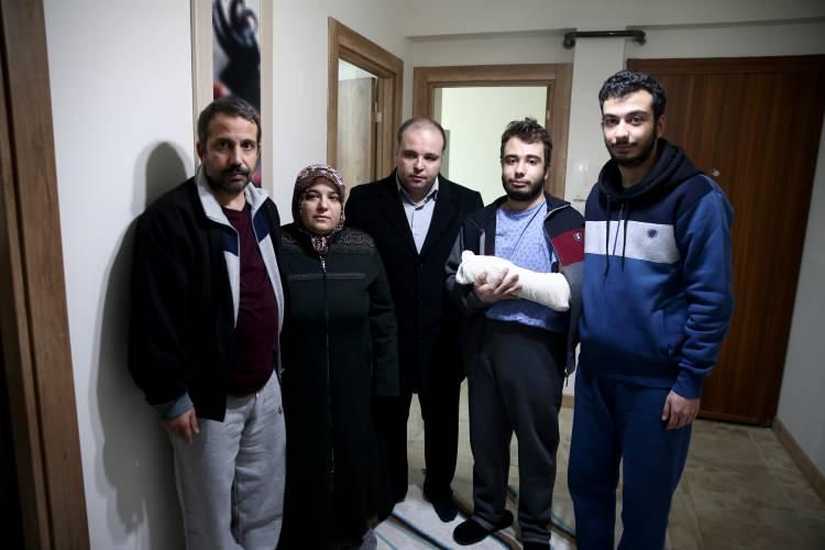 <p>Kurum'un daveti için yola çıktıklarını anlatan Çelik, kendisinin bir evin önüne getirildiğini, daha sonra binanın 4. katındaki bir daireye çıkartıldığını kapıyı Bakan Kurum ile İçişleri Bakanı Süleyman Soylu'nun açtığını bildirdi.</p>