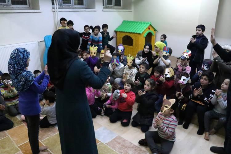 <p>Elazığ'daki depremden etkilenen çocuklar, yerleştirildikleri okul ve camilerde düzenlenen etkinliklerle hayata tutunuyor.</p>
