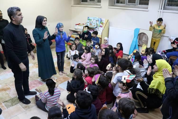 <p>Aileleriyle okul ve camilerde barınan çocuklarla da yakından ilgilenen İl Milli Eğitim Müdürlüğü görevlileri, çeşitli etkinlikler düzenleyerek çocukların gönüllerince vakit geçirmesini ve deprem psikolojisini üzerlerinden atmasını sağlıyor.</p>