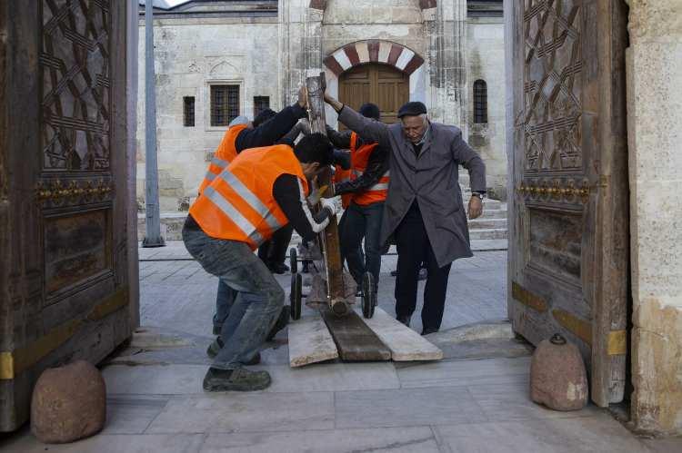 <p>Vakıflar Edirne Bölge Müdürlüğünce doğa şartlarına bağlı yıpranan tarihi kapıların daha uzun ömürlü olması amacıyla sanat tarihçileri ve marangozlardan "özel ekip" oluşturuldu.</p>