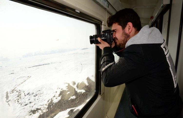 <p>Gruptakilerin kış manzaralarına hayran kaldığını anlatan Gültekin, şöyle konuştu:</p>
<p>"Bu tanıtım bize hem maddi ve manevi anlamda kazanç sağlıyor. İnsanlarımızın birbirine şartlı yaklaşımlarını ortadan kaldırıyor. Bu turların sıklıkla yapılmasına ve herkesin bu işe el vermesini öneriyorum. Gerek profesyonel gerekse amatör anlamda bu turlar yapılmalı. Arkadaşlarım çok mutlu. Gördüğümüz eşsiz güzellikler anlatılacak gibi değil. Murat Nehri, karlı manzara ve insanların yaklaşımları çok güzel."</p>