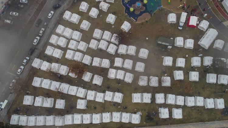 <p>Elazığ'da meydana gelen depremin ardından Türk Kızılay ve AFAD tarafından kurulan çadırlara yerleştirilen depremzedeler, bu zorlu süreci geride bırakmak için çaba gösteriyor.</p>
