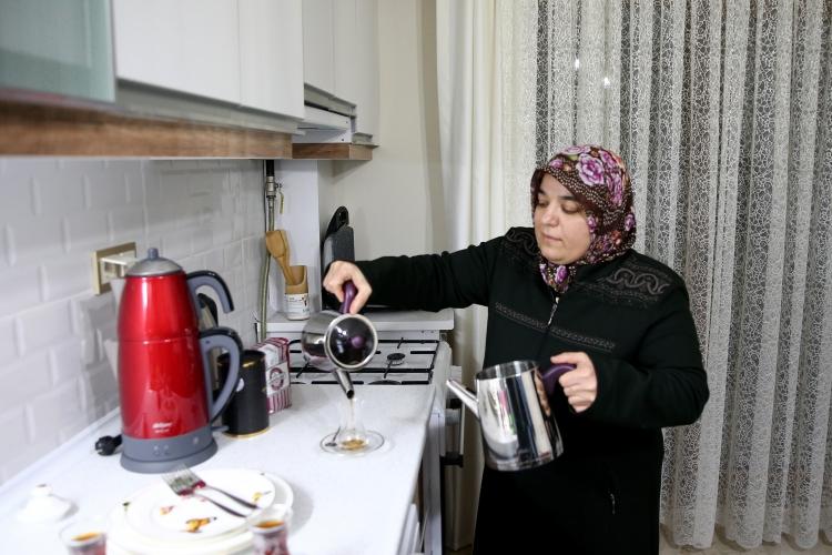 <p>Enkaz altından kurtarılan Azize Çelik'in diğer oğlu Ahmet Çelik ise İçişleri Bakanı Soylu ve Çevre ve Şehircilik Bakanı Kurum'un yeni evde kendilerine sürpriz yaptığını ve kapıda karşıladıklarını, ne olduğunu her iki bakanın açıklamasından sonra anladığını kaydetti.</p>