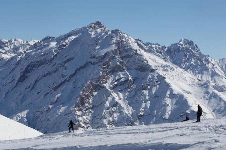 <p>Kente gelen turistler ile sömestir tatilini fırsat bilen kayak tutkunları, kent merkezine 12 kilometre mesafedeki kayak merkezine akın ederek snowboard yapıp kızakla kayarak keyifli anlar yaşadı. </p>
