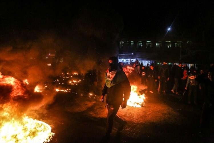 <p>İsrail ablukası altındaki Gazze Şeridi'nin Han Yunus kentinde toplanan Filistinliler, Yüzyılın Anlaşması'nı protesto etti.</p>
