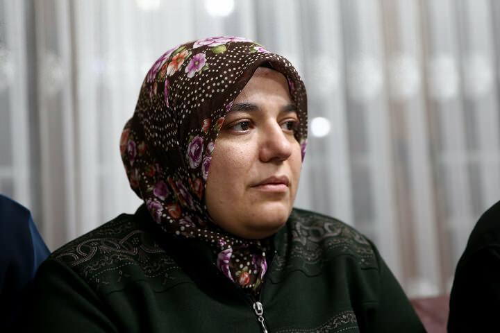 <p>Kuştepe'yle görüştüğü cep telefonunu gösteren Çelik, Eşimin telefonunda sabah ezanı kuruluymuş. Ezan saatinde telefon çaldı. Ben vestiyerin altında kalmıştım, telefonda vestiyerdeydi. Daracık yerde telefonun ışığı ve sesine yönelerek telefona ulaştım. Daha sonra ben 112'yi aradım onlar da beni Kuştepe'ye yönlendirdi. diye konuştu.</p>

<p> </p>
