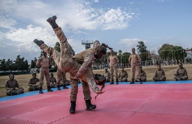 <p>Türkiye'nin ilk kadın jandarma komando astsubay adayları, Foça Jandarma Komando Okulu ve Eğitim Merkezi Komutanlığında aldıkları zorlu eğitimle göreve hazır hale geliyor.</p>
