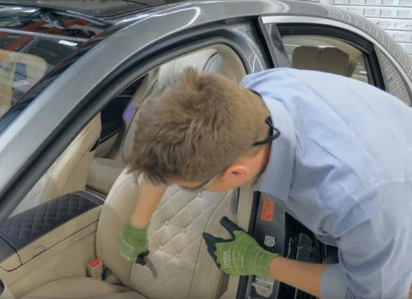 <p>Buldukları her şeyin 'içini' göstererek YouTube'ta fenomen olan ve son olarak Mercedes'in Almanya'da bulunan müzesine giren baba oğul, bu kez son model Mercdes-Benz S-Class serisi bir otomobilin koltuğunu böyle kesti!</p>
