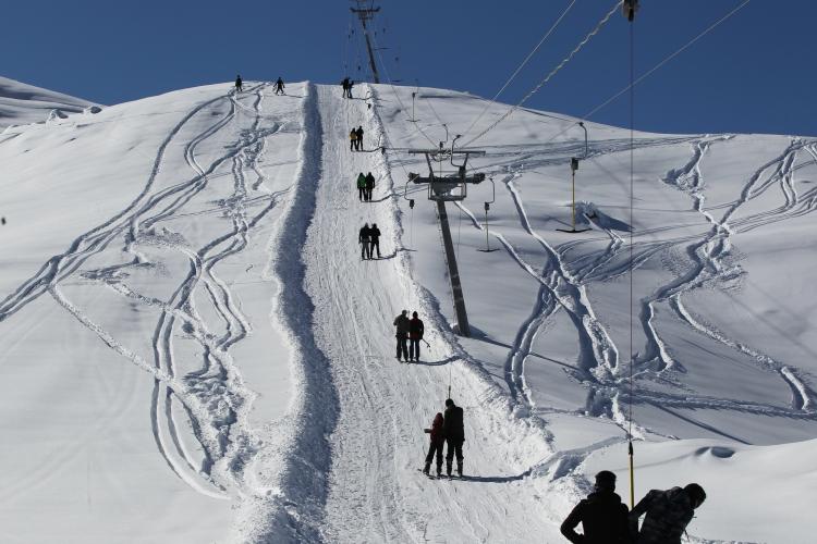 <p>Kar örtüsünün 6 ayı aşkın süre yerde kaldığı Hakkari'de, sömestir tatilini fırsat bilen kayak tutkunları ile İran ve Irak'tan gelen ziyaretçiler, Merga Bütan Kayak Merkezi'nde yoğunluk oluşturdu.</p>
