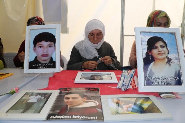 <p>Depremden etkilenenlere çok üzüldüklerini, onlar için atkı ve bere örmeye başladıklarını kaydeden Ballı, "Onlar için atkı örüyorum. Elimizden bu geliyor. Elimizden ne gelirse yapmaya hazırız. Hep onlar bizim yanımızda oldu. Şimdi de biz onların yanındayız. Çok üzüldük, keşke yaşanmasıydı." dedi.</p>
