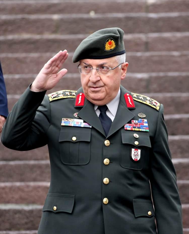 <p>Törende, Genelkurmay Başkanı Orgeneral Güler'in üniformasındaki bir detay dikkati çekti. Daha önceki törenlerde şapka takan Orgeneral Güler'in, bu törende bere kullandığı görüldü.</p>