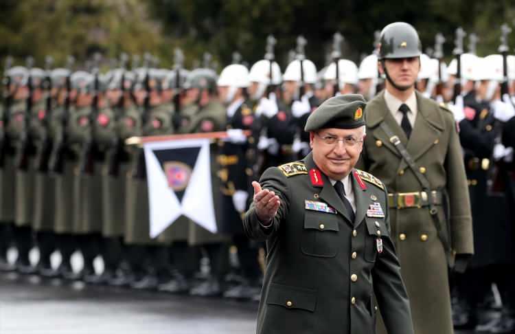 <p>Türk Silahlı Kuvvetlerinde resmi üniformada bere kullanımı, yeni başlayan uygulamanın sonucu hayata geçen bir değişiklik.</p>