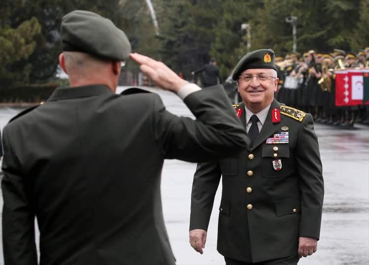 <p>Çalışmanın onaylanmasının ardından üniforma ile haki renkte bere kullanılmasına yönelik değişiklik, kıyafet yönetmeliğinde yayımlanarak hayata geçirildi.</p>
