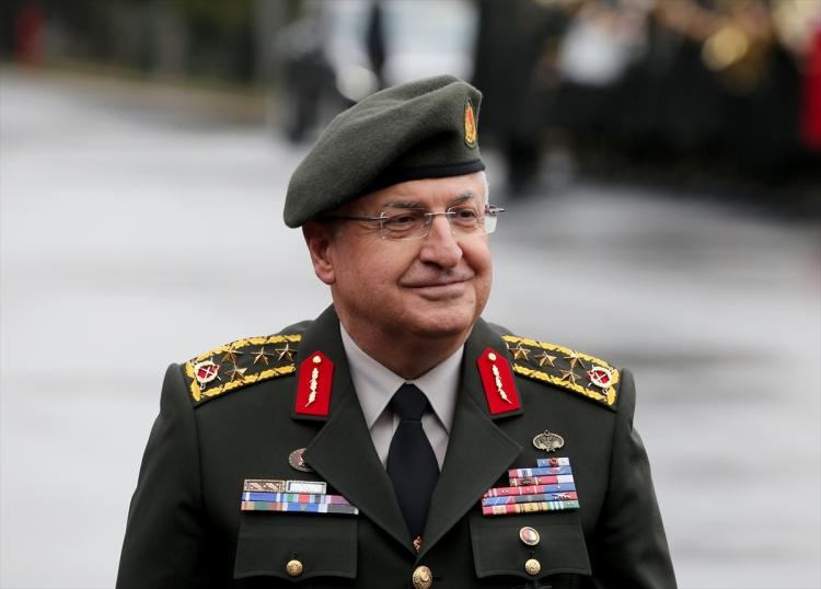 <p>Böylece daha önce eğitim kıyafetinde kullanılan bere, resmi üniformalarda da takılmaya başlandı. Haki olarak belirlenen berenin tankçılar tarafından siyah, komandolar tarafından mavi ve Özel Kuvvetler Komutanlığı personeli tarafından bordo olarak kullanılacağı öğrenildi.</p>
