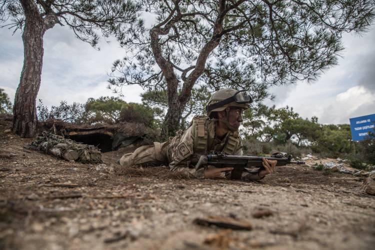 <p>Güvenlik önlemini aldıktan sonra beton duvarı balyozla kırarak içeri giren tim, daha sonra buradaki hedefleri etkisiz hale getirerek görevi başarıyla icra etti.</p>
<p> </p>
