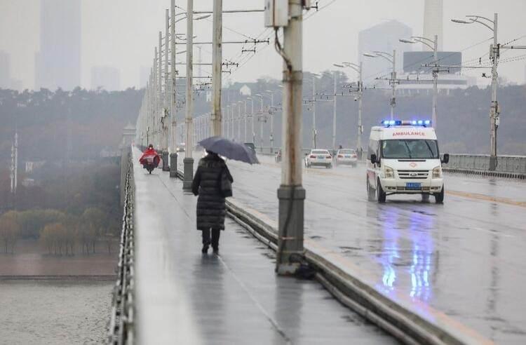 <p>Çin'in Vuhan, bir hayalet kent görünümünde. Sokaklarda taksi de olmadığı için hastaları hastanelere gönüllü sürücüler taşıyor.</p>
<ul>
</ul>
<p> </p>
