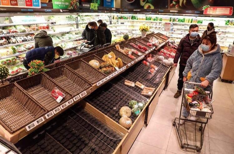 <p>İnsanlar evlerinden çıkmak zorunda kalmamak için marketleri adeta yağmalıyor. Uluslararası haber ajansları, marketlerdeki boş rafların fotoğraflarını servis ediyor.</p>
<ul>
</ul>
<p> </p>