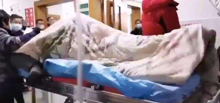 <p>Kanantina altındaki hayalet şehirde çekilen görüntüler, korku filmlerini aratymayan cinsten. Görüntülerde battaniyenin altındaki bir hastanın bedeni, istemsizce sarsılarak titriyor.</p>
<ul>
</ul>
<p> </p>