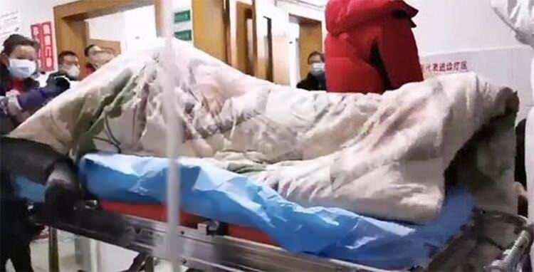 <p>Hemşire hastaya müdahale etmeye çalışırken, adam battaniyenin altında kriz geçirmeye devam ediyor.</p>
<ul>
</ul>