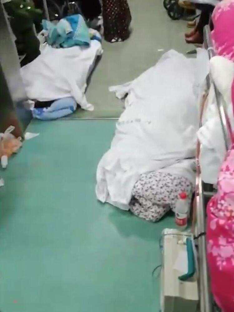 <p>Daha önce de bir hemşire, virüs nedeniyle hayatını kaybetmiş olan hastaların cansız bedenlerinin yerlerde yattığı görüntüleri sosyal medyada paylaşmış, video infial yaratmıştı.</p>
<ul>
</ul>