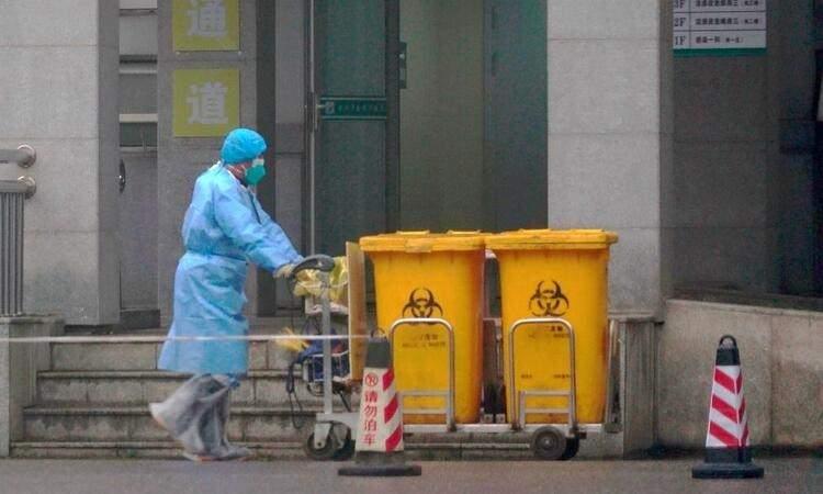 <p>Yeni tip koronavirüs ilk olarak 12 Aralık'ta Wuhan'da tespit edilmişti. Vuhan Belediyesi Sağlık Komisyonu, 31 Aralık'ta kentteki Huanan Deniz Ürünleri Pazarı ile teması bulunan 27 kişide daha "gizemli hastalığın" görüldüğünü açıklamış ve pazarı kapatmıştı.</p>
<ul>
</ul>
<p> </p>