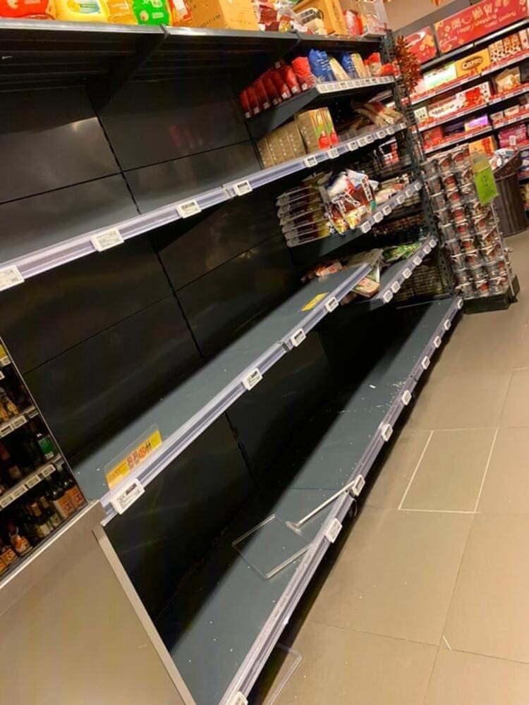 <p>Hong Kong'dan gelen görüntülerde ise marketlerin neredeyse yağmalandığı, rafların bomboş kaldığı görülüyor. Bu arada Çin'e bağlı yarı özerk Hong Kong yönetimi de bir dizi önlem açıkladı ve iki ülke arasındaki geçişleri sınırladı. Çin ile Hong Kong arasındaki uçak seferleri yarıya indirildi, Çin anakarasına yapılacak seyahatlere izin verilmeyeceği de duyuruldu.</p>
<ul>
</ul>
