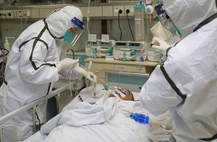 <p>Ayrıca bazı sağlık personellerinin yağmurluk giydiğini ve Wuhan'ın 75 kilometre doğusundaki Huanggang şehrinde ayakkabılarını kaplamak için tek kullanımlık çöp torbaları kullandıklarını açıkladı.</p>
<ul>
</ul>