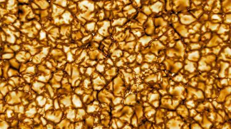 <p>Çekilen fotoğraflarda Güneş'in yüzeyinde, her biri Fransa'nın yüzölçümü büyüklüğünde, 6.000 derece sıcaklığa sahip altın renkli tanecikler görünüyor.</p>

<p> </p>
