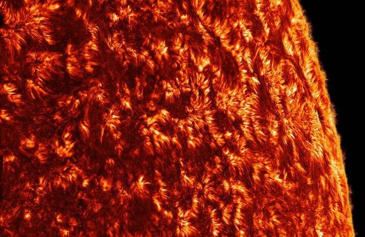 <p>Bilim insanları bu ayrıntılı görüntülerin, Güneş'in davranışlarının daha iyi anlaşılmasına ve faaliyet döngüsünün daha doğru tahmin edilmesine yardımcı olacağını söylüyor.</p>

<ul>
</ul>

