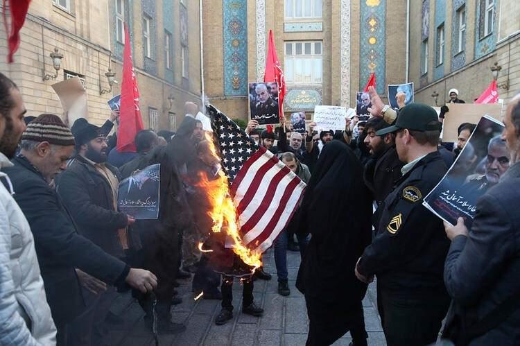 <p>Washington ve Tahran yönetimleri arasındaki gerilim, İran Kudüs Gücü Komutanı Kasım Süleymani’nin ABD’nin insansız hava araçlarıyla Bağdat’ta 3 Ocak’ta düzenlediği saldırıyla öldürülmesinin ardından tırmanmıştı.</p>
<ul>
</ul>