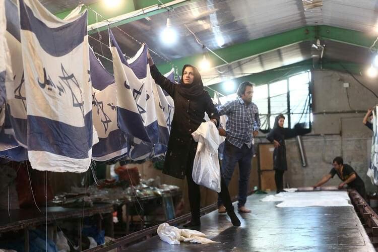 <p>Ancak diğer taraftan geçen yıl kasım ayında yapılan gösterilerde birçok İranlı, üst düzey yöneticileri protesto etmek için sokağa çıkmış ve "Düşmanımız ABD değil, düşmanımız burada" sloganları atmıştı.</p>
<ul>
</ul>