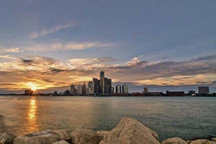 <p><span style="color:#FFD700">Detroit, ABD </span></p>

<p>ABD'nin orta kuzeyinde yer alan Detroit'te geçtiğimiz yıl 261 kişi öldürüldü. Yaklaşık 700 bin kişinin yaşadığı Detroit'te her yüz bin kişiden 39'u cinayet sonucu öldü.</p>
