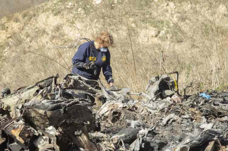 <p>Kobe Brant ve kızı Gianna'nın da aralarında bulunduğu 9 kişiyi taşıyan helikopter, Kalifornia'nın Calabasas yakınlarında düştü. </p>
