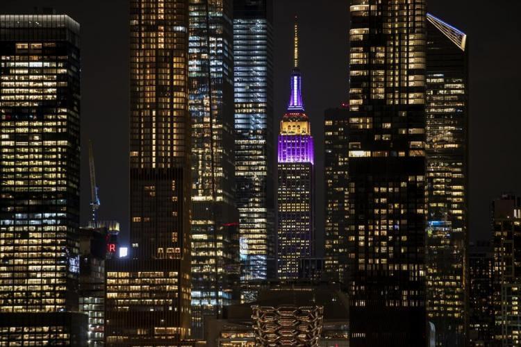 <p> ABD'nin New York şehrindeki simge yapılardan 'Empire State Binası', Kobe Bryant'ın anısına formasını giydiği Los Angeles Lakers takımının renkleriyle ışıklandırıldı. (Fotoğraflar: AA)</p>

<p> </p>

