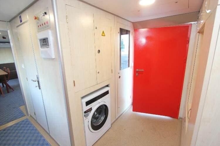 <p>Bu kapsamda evlerinde hasar oluşan veya yaşadıkları tedirginlik dolayısıyla evlerine giremeyen 15 bini aşkın kişi otel, okul, cami, cemevi, yurt, öğretmenevi ile spor ve konferans salonlarına yerleştirildi. Yatak ve battaniye dağıtılan, ardından Kızılay ekiplerince üç öğün sıcak yemek verilen bu mekanlarda özellikle çocuklara yönelik sosyal aktiviteler düzenleniyor.</p>
<ul>
</ul>
<p> </p>