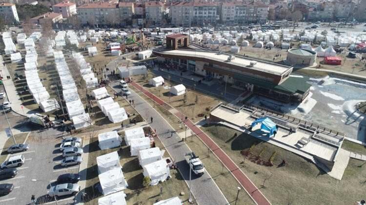 <p>Depremzedelerden Nergiz Türk de depremin ardından eşiyle barınmak için okula geldiklerine değinerek, yatma ve yemek konusunda sıkıntı yaşamadıklarını söyledi.</p>
<ul>
</ul>
<p> </p>