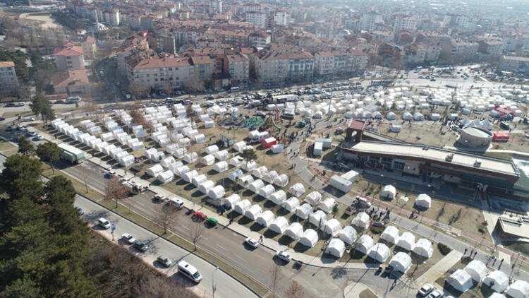 <p>Kültür Park'taki çadırda kalan Recibe Yıldırım da depremin ardından kendilerine çadır ve diğer yardımların ulaştığını aktararak, "Kamyonlarla yatak, battaniye geldi, yemek dağıtılıyor." dedi.</p>
<ul>
</ul>
<p> </p>