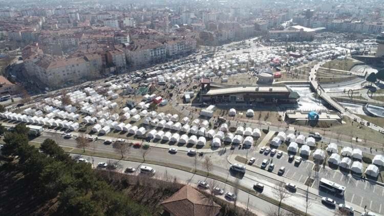 <p>Türk Kızılay Genel Müdürü İbrahim Altan, AA muhabirine yaptığı açıklamada, depremin ilk anından itibaren acil şekilde gıda yardımlarını ulaştırıp, peşinden sıcak yemek çıkarmaya başladıklarını söyledi.</p>
<ul>
</ul>
<p> </p>