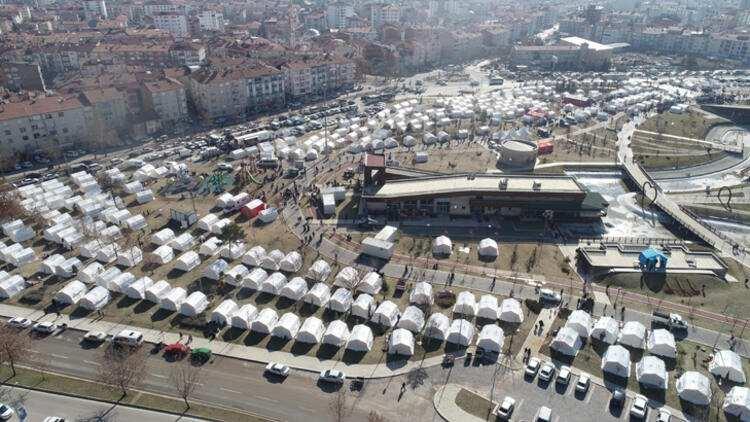 <p>Bu koordinasyon neticesinde okullarda barınma mekanları oluşturuldu. Buralara sıcak yemek götürüyoruz.</p>

<ul>
</ul>

<p> </p>
