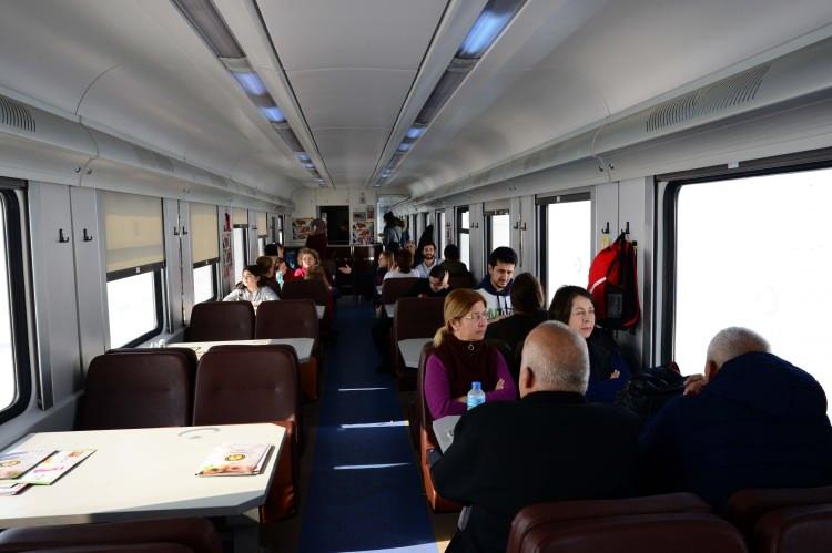 <p>Kayserili emekli öğretmen Şehnaz Gültekin ise 36 kişilik grupla ilk defa bindikleri Vangölü Ekspresiyle Doğu Anadolu Bölgesine tur düzenlediklerini söyledi.</p>